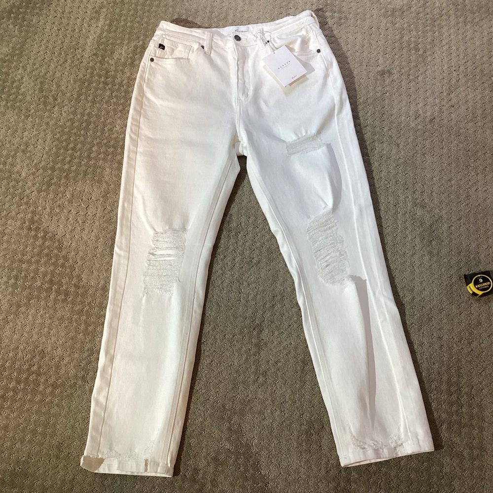 KanCan 🆕 white distressed jeans in the knee area, 11” rise, sz 9, 28” length